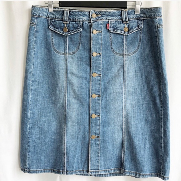 Levi's Dresses & Skirts - Levi’s button up skirt with front pockets Levi's Dresses & Skirts - Levi’s button up skirt with front pockets